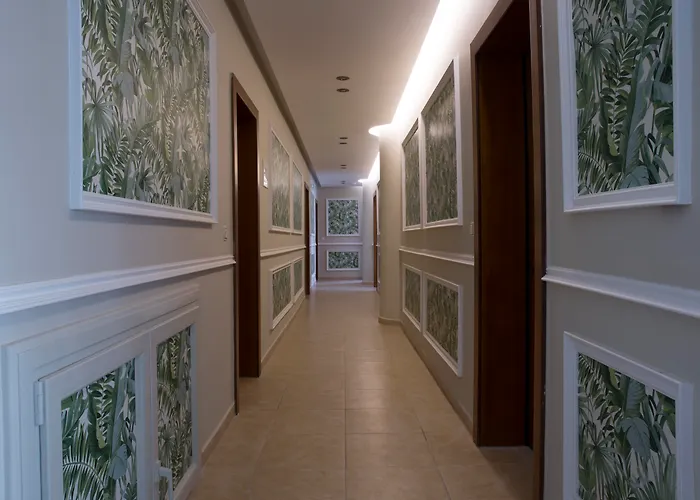 Alley Boutique And 4*